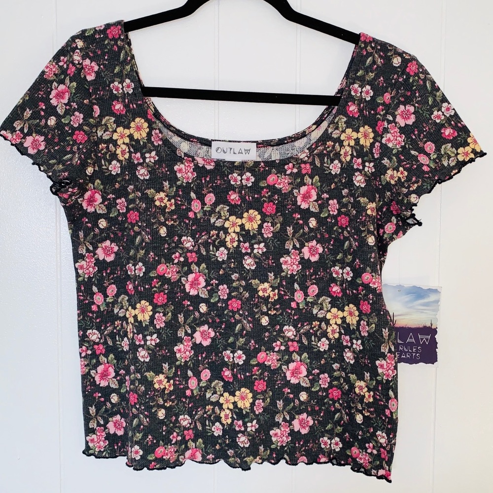 4/$25♦️OUTLAW Floral Faded Short Sleeve Crop Top